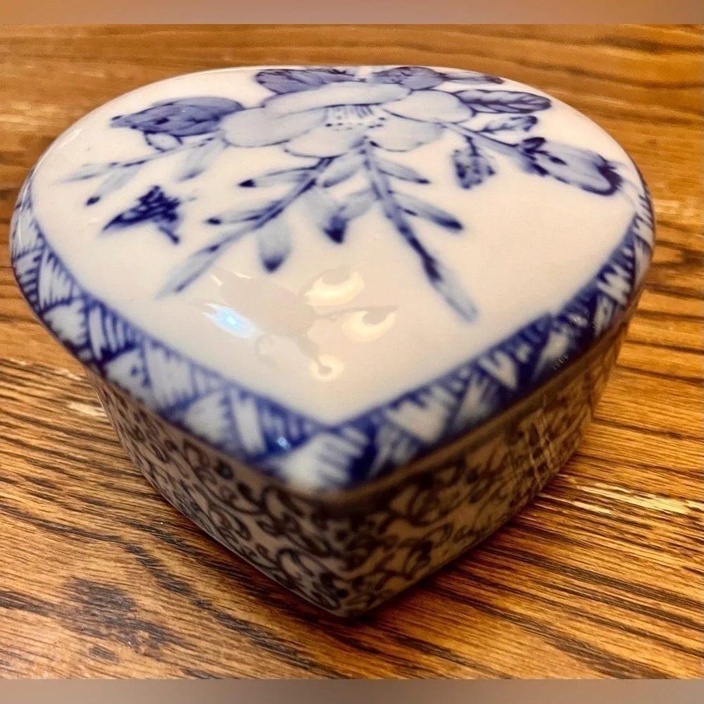 Vintage Chinoiserie Blue White Porcelain Heart Trinket Box Lotus